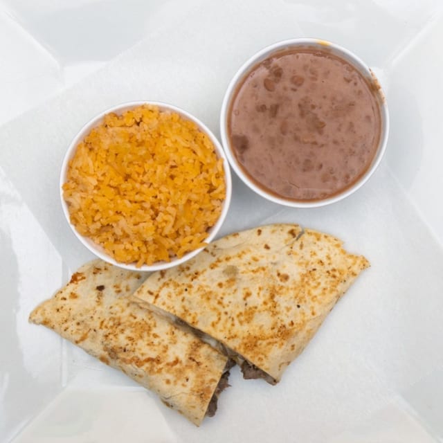 Quesadillas con Frijol, Arroz, Crema y Queso.